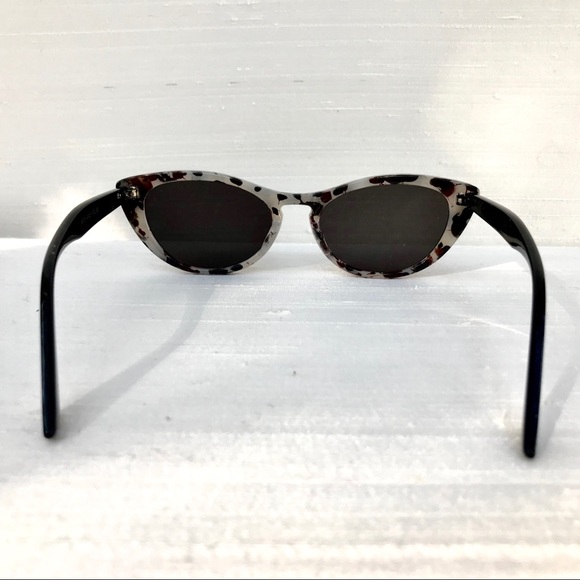 🕶Sophisticated Cat Eye Sunglasses 🕶 - Picture 4 of 6